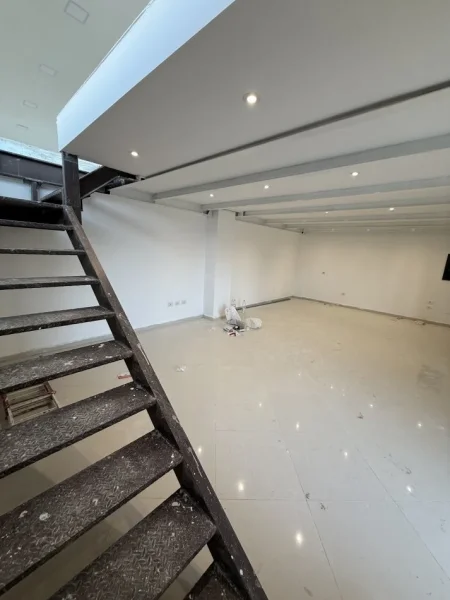 Tirane, jepet me qera ambjent biznesi Kati 0, 260 m² 2.600 € (Bulevardi i Ri)