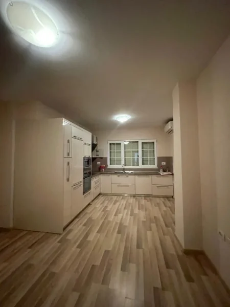 Tirane, shitet Vile , 669 m² 850.000 € (Akacia Hills)