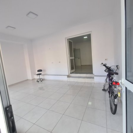 Tirane, jap me qera dyqan Kati 0, 60 m² 700 € (Rruga e Kavajës)