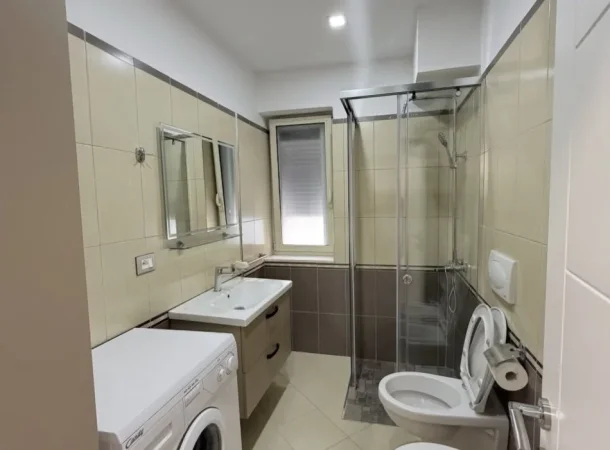 Tirane, jepet me qera ambjent biznesi Kati 1, 60 m² 500 € 