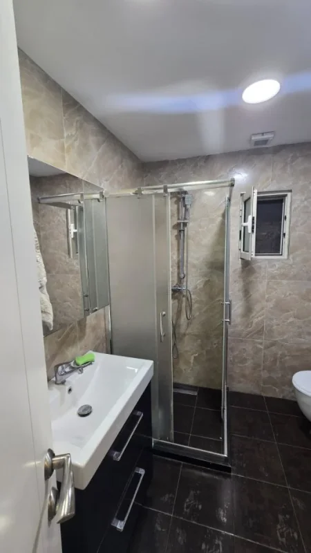 jepet me qera apartament , 600 € (Rruga Ali Visha)