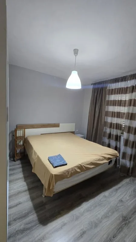 jepet me qera apartament , 600 € (Rruga Ali Visha)
