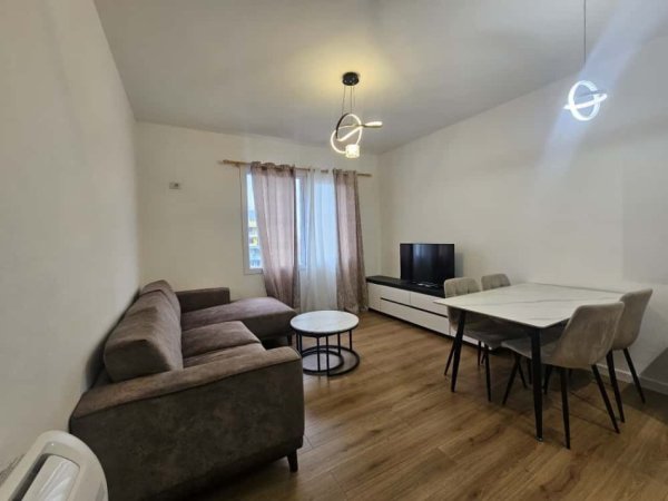 Tirane, jepet me qera apartament 3+1 , 120 m² 700 € (Fusha e Aviacionit)
