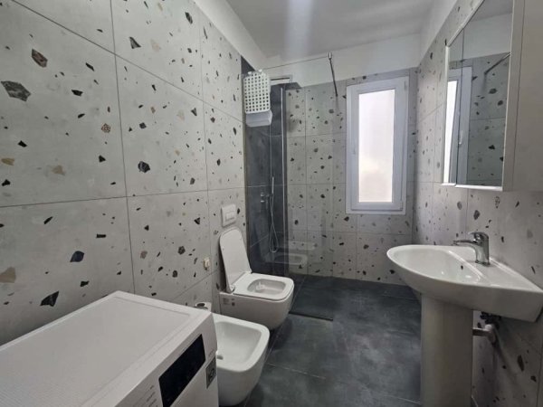 Tirane, jepet me qera apartament 3+1 , 120 m² 700 € (Fusha e Aviacionit)