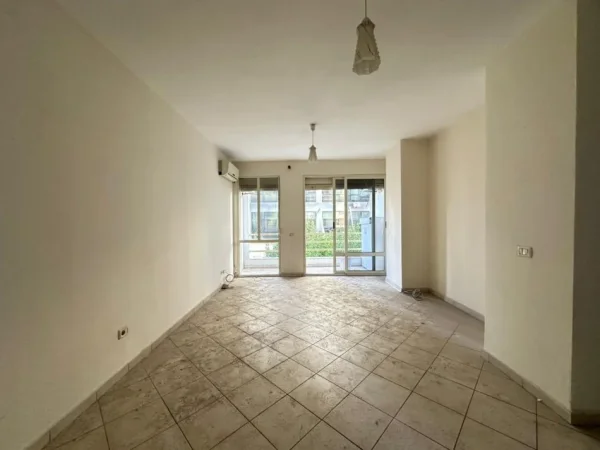 Tirane, shitet apartament 2+1+2+Ballkon , 95 m² 180.000 € (Usluga, Stacioni Trenit)