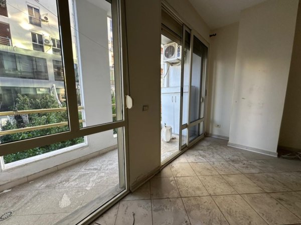 Tirane, shitet apartament 2+1+2+Ballkon , 95 m² 180.000 € (Usluga, Stacioni Trenit)