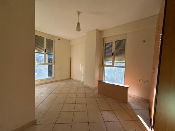 Tirane, shitet apartament 2+1+2+Ballkon , 95 m² 180.000 € (Usluga, Stacioni Trenit)