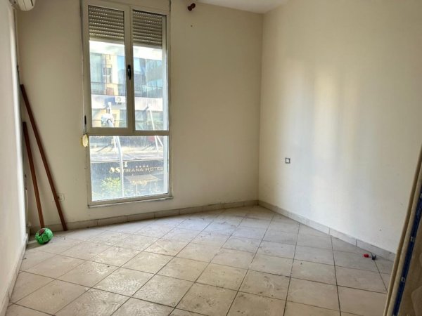 Tirane, shitet apartament 2+1+2+Ballkon , 95 m² 180.000 € (Usluga, Stacioni Trenit)