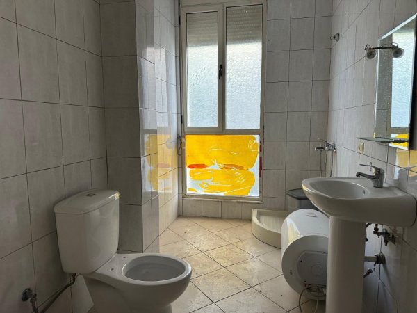 Tirane, shitet apartament 2+1+2+Ballkon , 95 m² 180.000 € (Usluga, Stacioni Trenit)