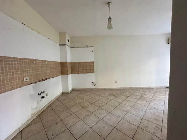 Tirane, shitet apartament 2+1+2+Ballkon , 95 m² 180.000 € (Usluga, Stacioni Trenit)