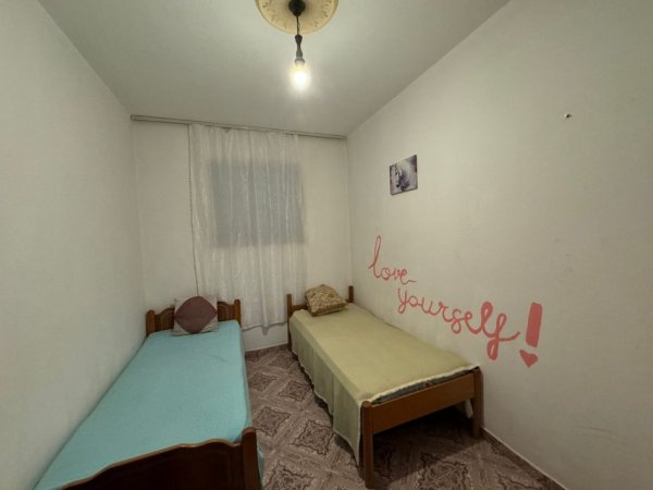 Tirane, jepet me qera shtepi 3+1+Ballkon Kati 2, 117 m² 450 € (ne rrugen 4 Deshmoret Tirane.)