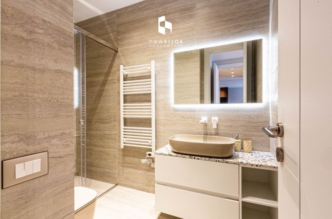 Me Qira: STUNNING Apartament Luksoz 2+1+2Wc + Garderobë + 3 Post Parkimi – Liqeni Thatë | 1500€/Muaj