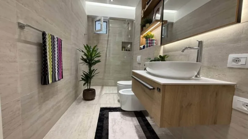 Tirane, shitet apartament 2+1+Ballkon Kati 8, 90 m² (21 Dhjetori)