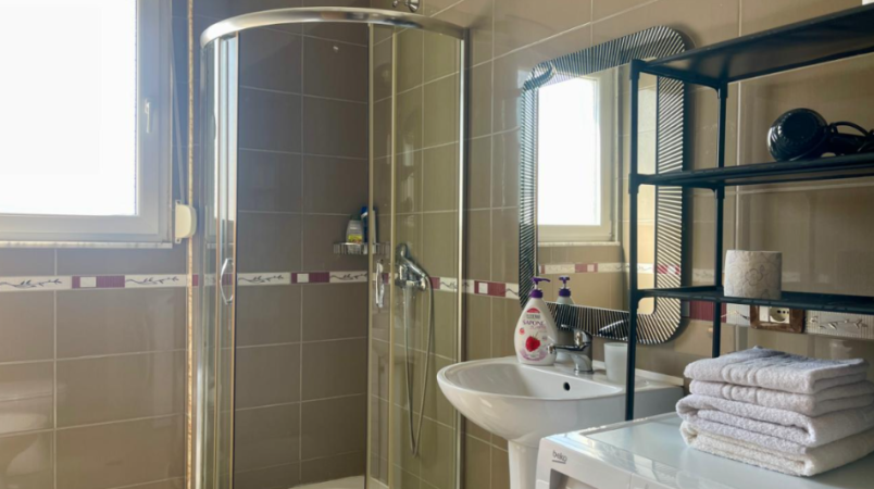 Tirane, jepet me qera apartament 1+1 , 75 m² 700 € 