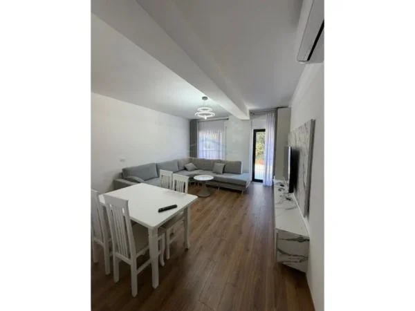Tirane, jepet me qera apartament 1+1+Ballkon + Post Parkimi, Kati 2, 81 m² 700 € (Rezidenca Kodra e Diellit 2)