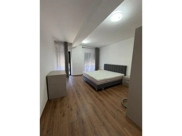 Tirane, jepet me qera apartament 1+1+Ballkon + Post Parkimi, Kati 2, 81 m² 700 € (Rezidenca Kodra e Diellit 2)