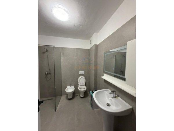 Tirane, jepet me qera apartament 1+1+Ballkon + Post Parkimi, Kati 2, 81 m² 700 € (Rezidenca Kodra e Diellit 2)