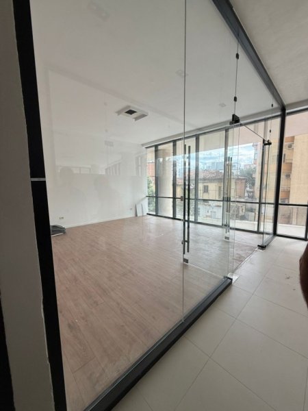 Tirane, jepet me qera zyre Kati 2, 44 m² 750 € (Mine Peza)
