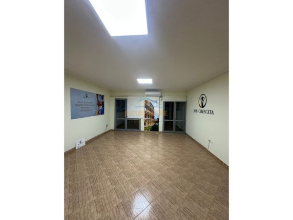 Tirane, jepet me qera zyre Kati 6, 105 m² 900 € (Zogu i Zi)