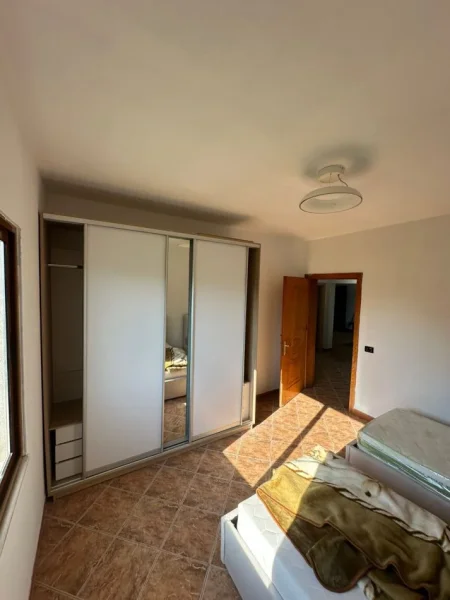 Tirane, jepet me qera apartament 2+1+Ballkon Kati 2, 131 m² 400 € (KOMBINAT)