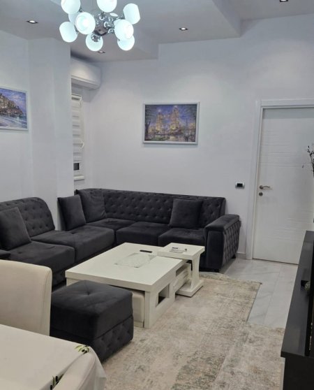 Tirane, jepet me qera apartament 1+1+Ballkon Kati 5, 70 m² 550 € (prane Kristal Center)