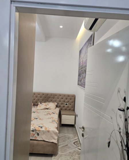 Tirane, jepet me qera apartament 1+1+Ballkon Kati 5, 70 m² 550 € (prane Kristal Center)