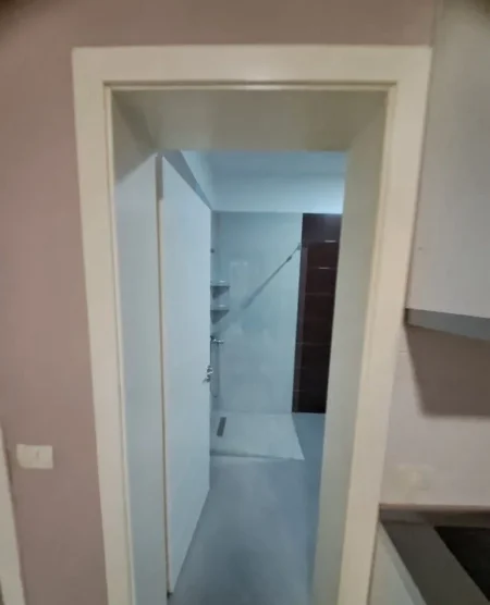 Tirane, jepet me qera apartament 1+1+Ballkon Kati 5, 70 m² 550 € (prane Kristal Center)