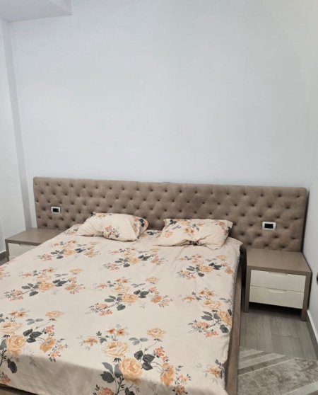 Tirane, jepet me qera apartament 1+1+Ballkon Kati 5, 70 m² 550 € (prane Kristal Center)