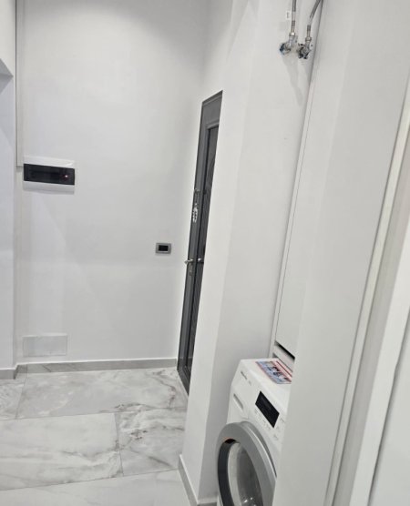 Tirane, jepet me qera apartament 1+1+Ballkon Kati 5, 70 m² 550 € (prane Kristal Center)