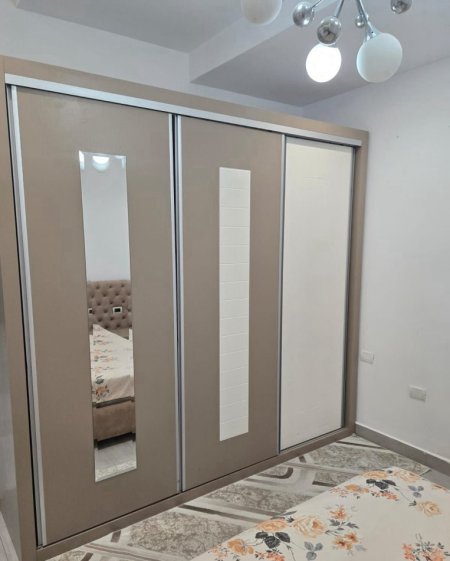 Tirane, jepet me qera apartament 1+1+Ballkon Kati 5, 70 m² 550 € (prane Kristal Center)