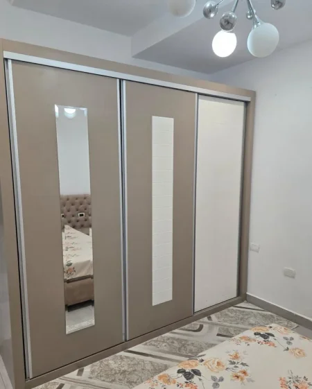 Tirane, jepet me qera apartament 1+1+Ballkon Kati 5, 70 m² 550 € (prane Kristal Center)