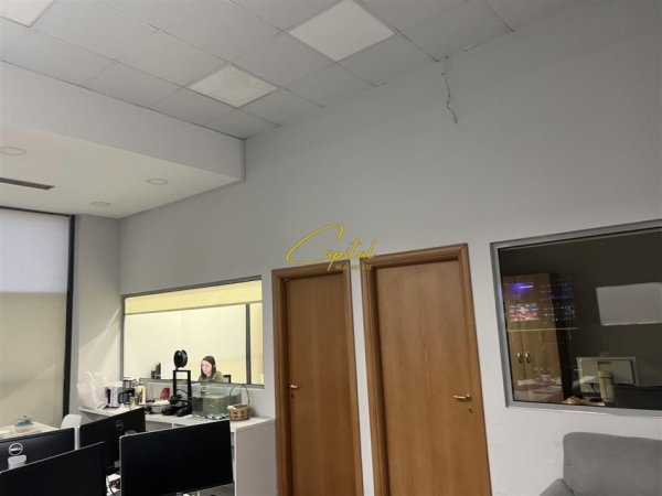 Tirane, jepet me qera ambjent biznesi Kati 2, 110 m² 1.200 € (KOMUNA E PARISIT)