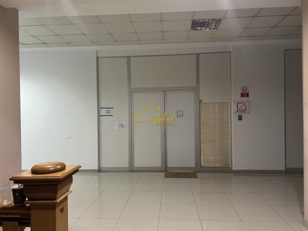 Tirane, jepet me qera ambjent biznesi Kati 2, 110 m² 1.200 € (KOMUNA E PARISIT)