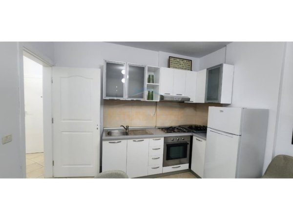 Tirane, jepet me qera apartament 1+1+Ballkon Kati 4, 62 m² 650 € (Ish Ekspozita, Tiranë)