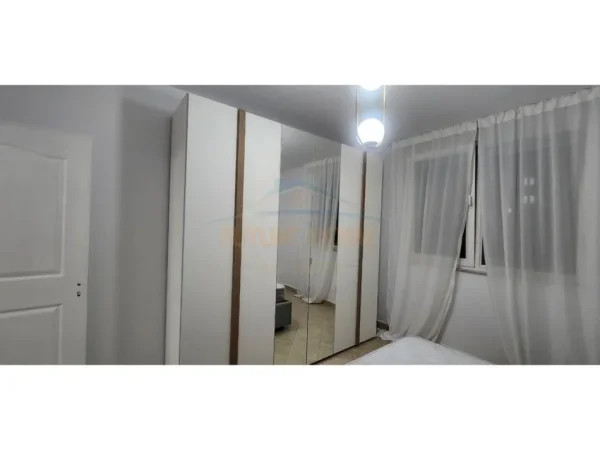 Tirane, jepet me qera apartament 1+1+Ballkon Kati 4, 62 m² 650 € (Ish Ekspozita, Tiranë)