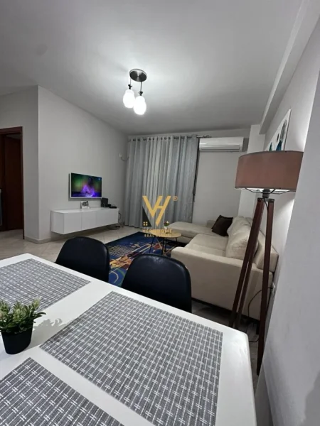 Tirane, jepet me qera apartament 1+1+Ballkon Kati 5, 65 m² 650 € (ISH PARKU I AUTOBUSAVE)
