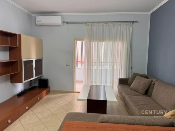 Tirane, jepet me qera apartament 2+1 Kati 7, 95 m² 620 € (Rruga)