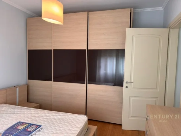Tirane, jepet me qera apartament 2+1 Kati 7, 95 m² 620 € (Rruga)