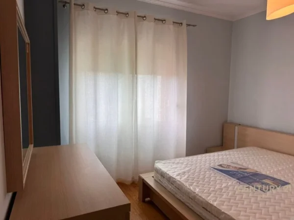 Tirane, jepet me qera apartament 2+1 Kati 7, 95 m² 620 € (Rruga)