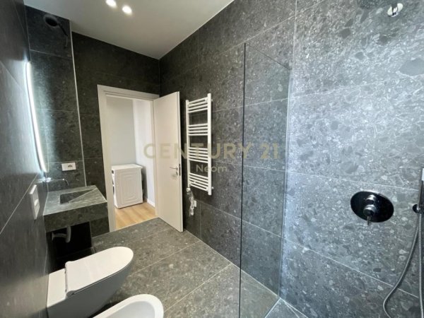 Tirane, jepet me qera apartament 1+1 Kati 3, 77 m² 1.250 € (Liqeni thate)