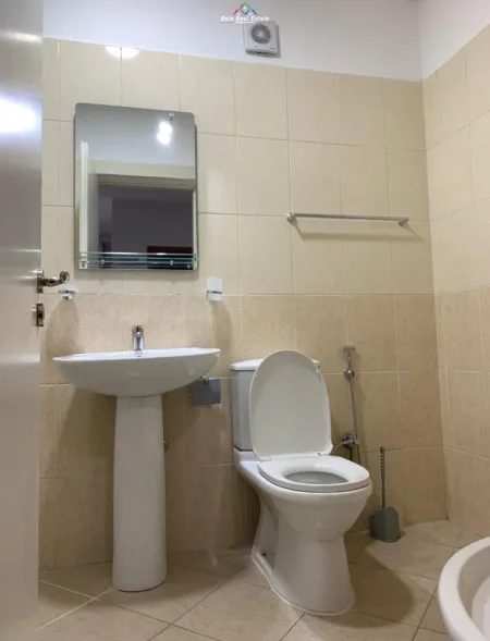 Tirane, jepet me qera apartament 1+1+Ballkon Kati 5, 65 m² 650 € (Condor Center)