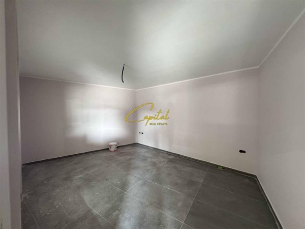 Tirane, jepet me qera magazine Kati 0, 280 m² 1.100 € (BERXULLE)