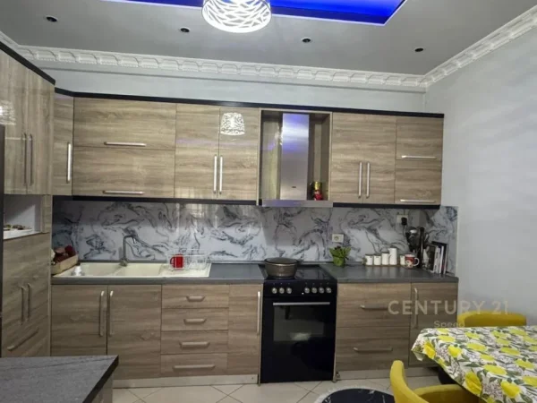 Tirane, jepet me qera apartament 2+1 Kati 4, 107 m² 850 € (Green City)