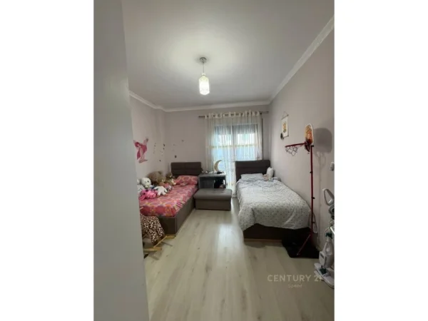 Tirane, jepet me qera apartament 2+1 Kati 4, 107 m² 850 € (Green City)