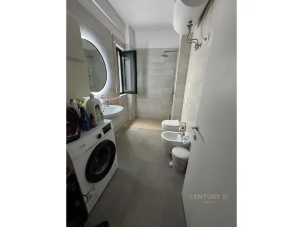 Tirane, jepet me qera apartament 2+1 Kati 4, 107 m² 850 € (Green City)