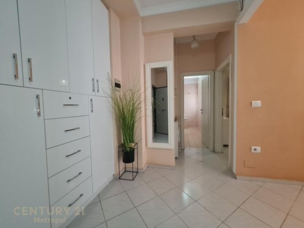 Tirane, jepet me qera apartament 2+1 Kati 8, 80 m² 650 € (Ish Blloku)