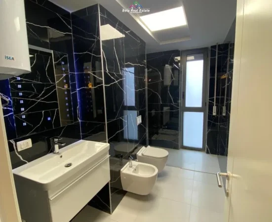 Tirane, jepet me qera apartament 2+1+Ballkon Kati 8, 95 m² 800 € (Fiori Di Bosco)