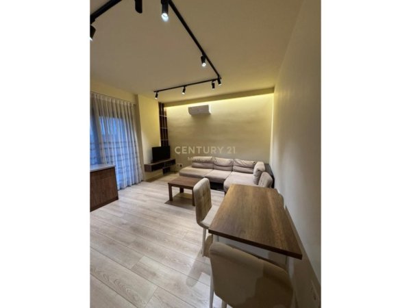Tirane, jepet me qera apartament 1+1+Ballkon Kati 7, 60 m² 850 € (Qender)