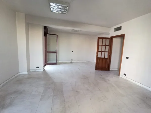 Tirane, jepet me qera ambjent biznesi Kati 7, 132 m² 1.800 € (QENDER)