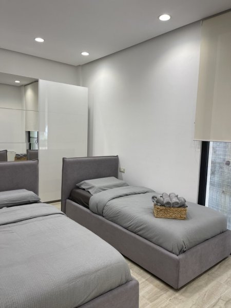 Tirane, jap me qera apartament 2+1+Ballkon Kati 2, 115 m² 